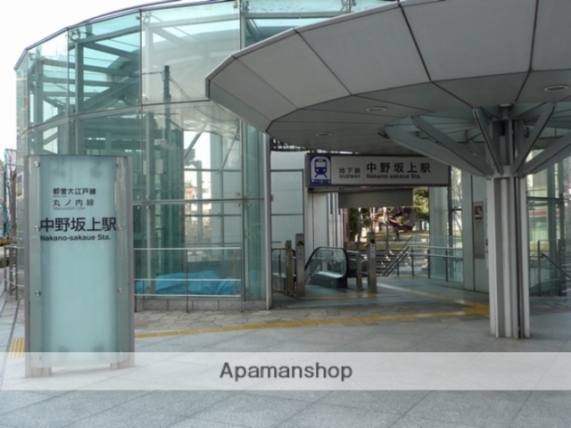 コンビニ　セブン－イレブン中野坂上駅南店（コンビニ）まで304m