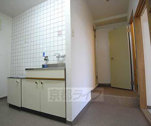 居室・リビング　キッチンと玄関です。