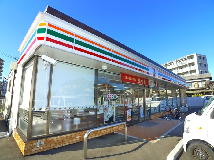 コンビニ　セブンイレブン（コンビニ）まで703m