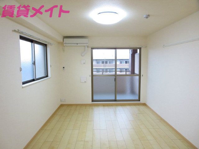 居室・リビング　同型参考写真です