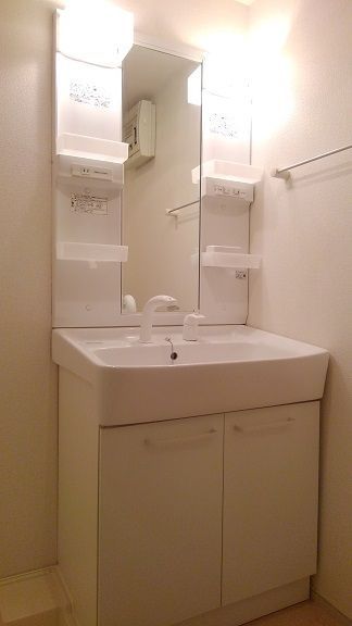 洗面設備　独立洗面台、朝の身支度には欠かせません