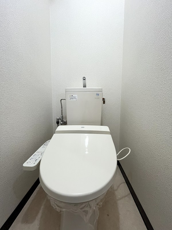 トイレ　落ち着いた色調のトイレです