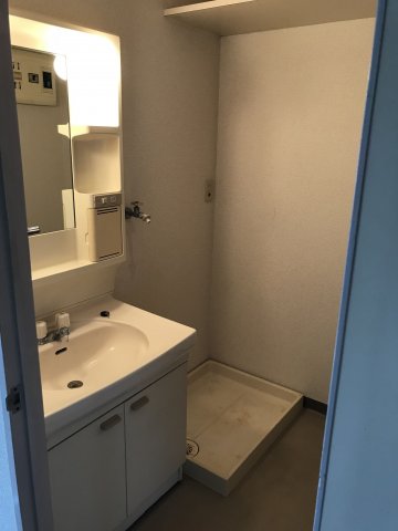 洗面設備　ゆったりとスペースのある洗面所