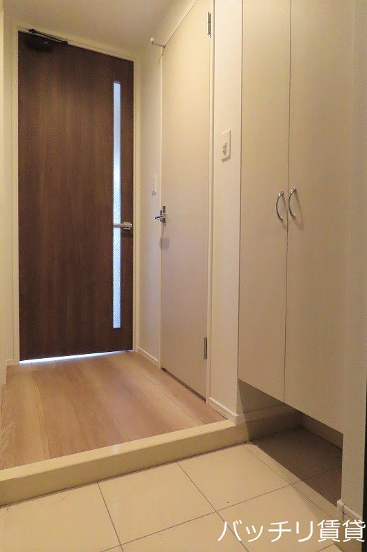 玄関　※同型タイプ写真の為、現状優先。