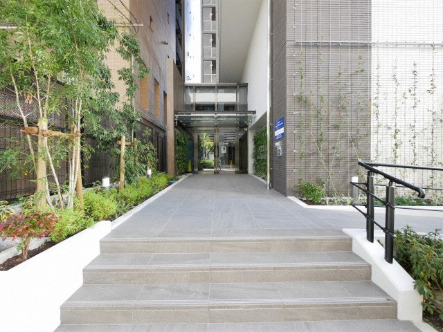 エントランス　落ち着いたエントランスです