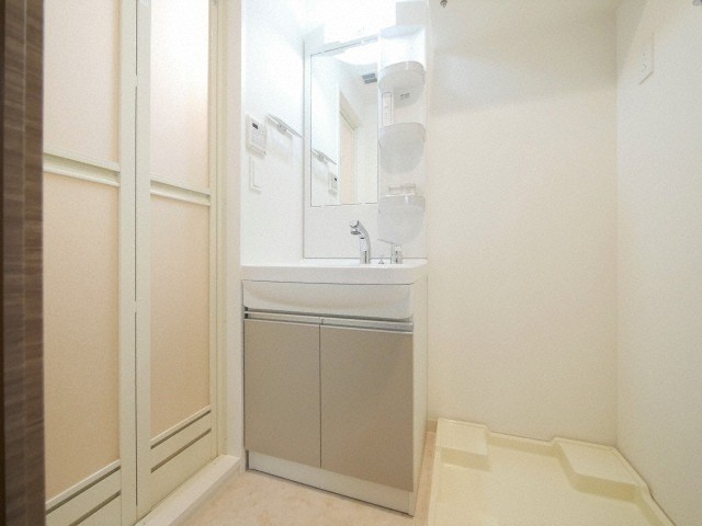 洗面設備　独立洗面台、朝の身支度には欠かせません