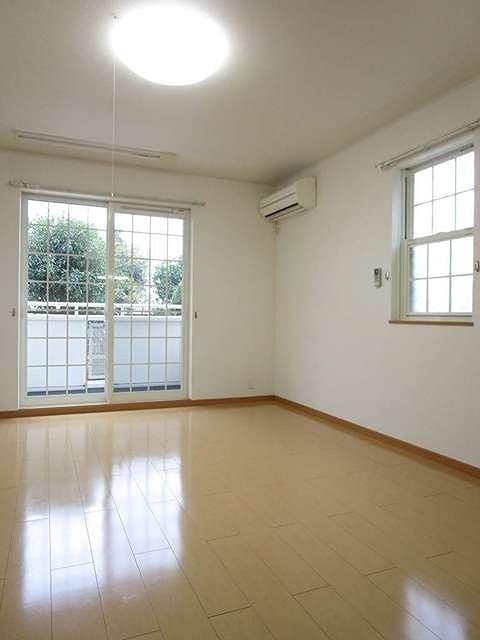 居室・リビング　明るいリビングです。