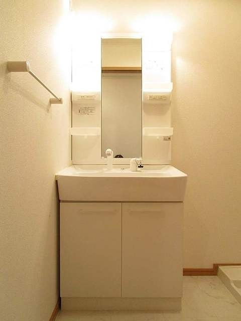 洗面設備　忙しい朝に嬉しいシャワー付洗面台です。