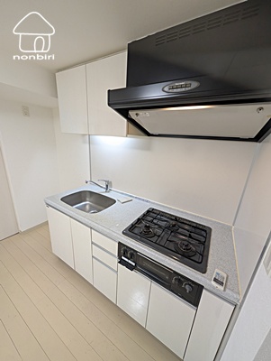 キッチン　上下に収納付きです