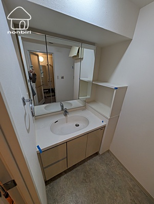 洗面設備　鏡の裏に収納があります