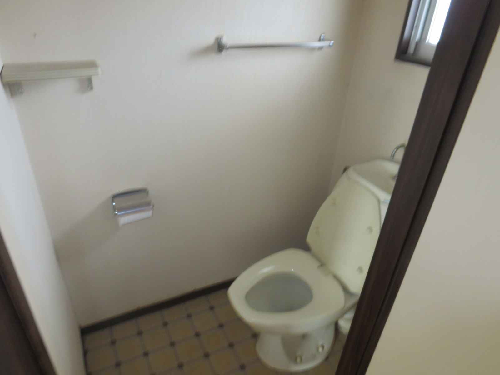 トイレ　小窓付きの採光のとれるトイレです。