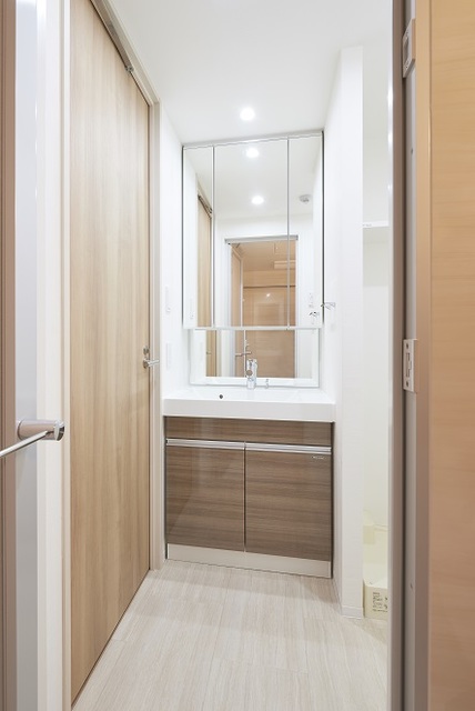 洗面設備　写真は同タイプ住居です。