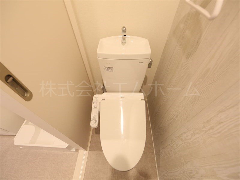 トイレ　温水洗浄暖房便座付トイレ　同型写真
