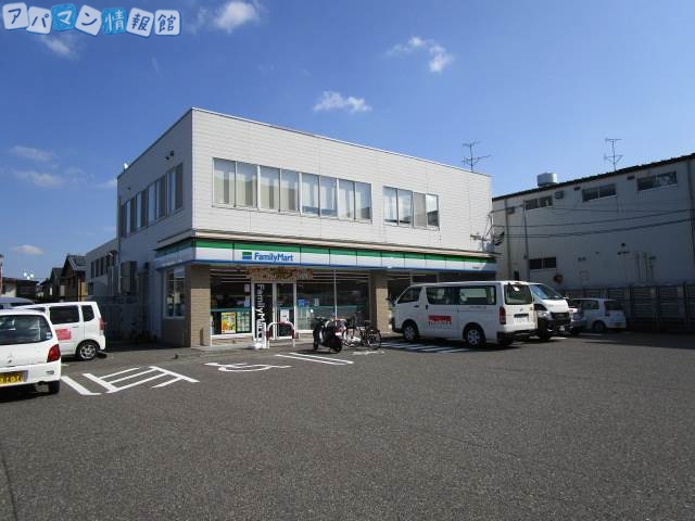 コンビニ　ファミリーマート鐙西店（コンビニ）まで417m