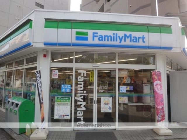 コンビニ　ファミリーマート（コンビニ）まで300m