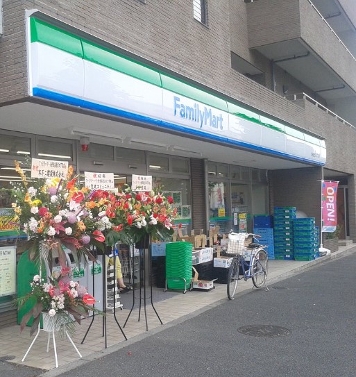 コンビニ　ファミリーマート世田谷北沢四丁目店（コンビニ）まで116m