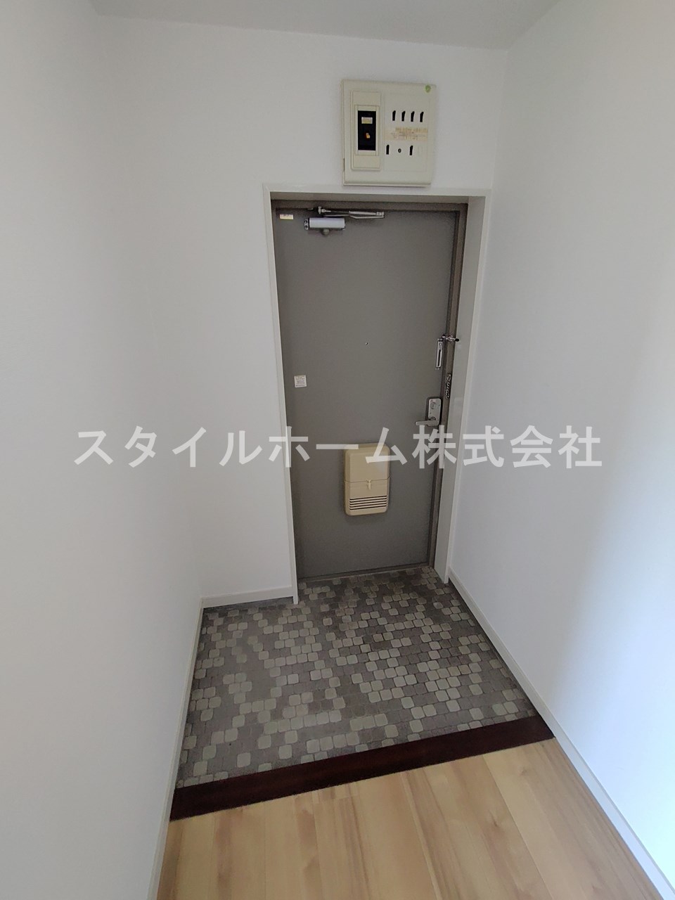 玄関　別部屋写真です。