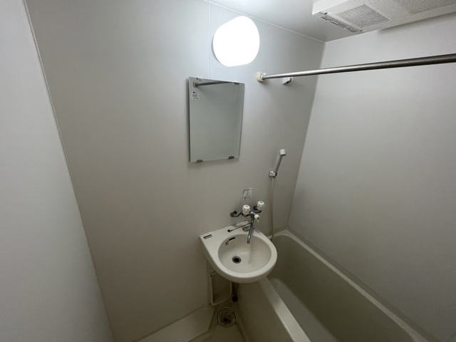洗面設備　別部屋参考写真です