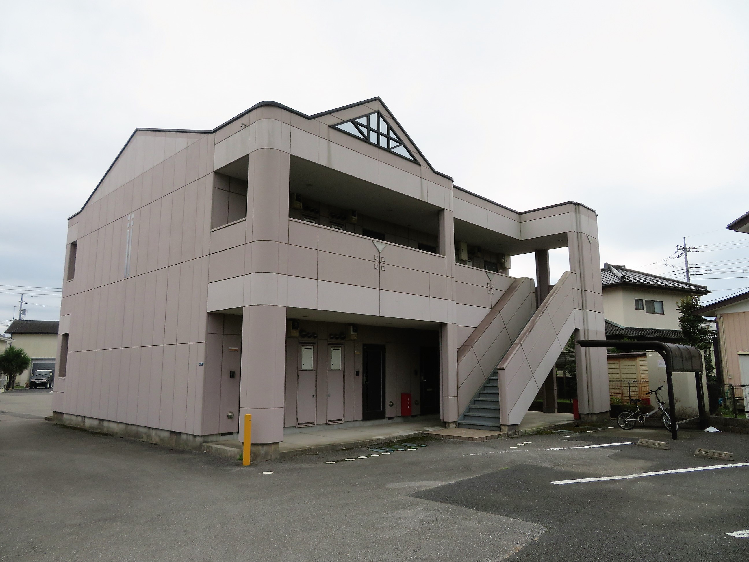 建物外観　鉄骨造のアパートです。2階角部屋です。