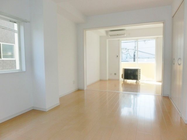 居室・リビング　明るい二面採光のお部屋です