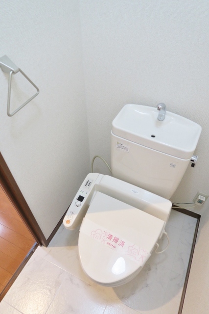 トイレ　嬉しい温水洗浄便座付き