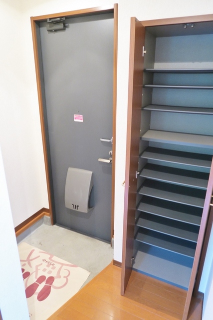 玄関　玄関　下駄箱ございます