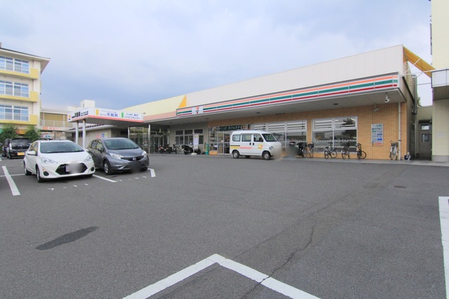 コンビニ　セブンイレブン松山天山店（コンビニ）まで400m
