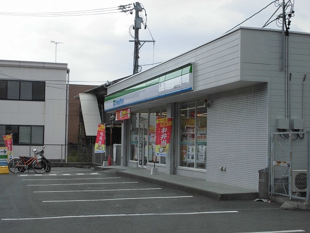 コンビニ　ファミリーマート（コンビニ）まで700m