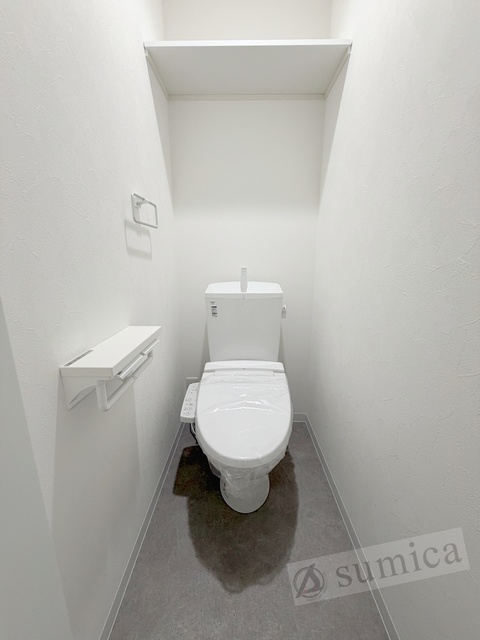 トイレ　人気アイテムの温水洗浄便座。清潔感のあるトイレです。