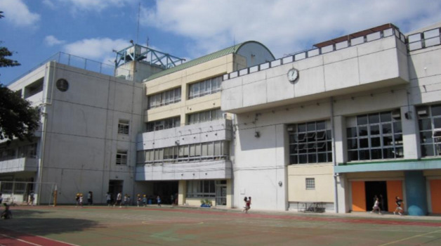 中学校　新宿区立牛込第三中学校（中学校）まで207m