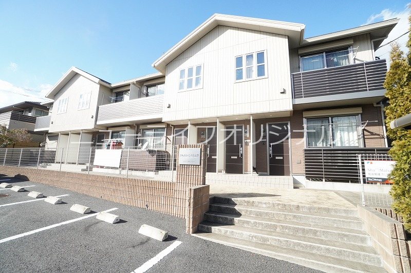 建物外観　前面が駐車場の綺麗な高級感ある建物です。