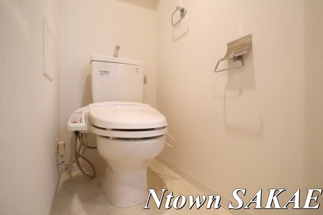 トイレ　落ち着いた色調のトイレです
