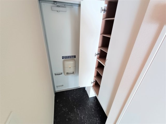 玄関　玄関には下駄箱スペースがあります。