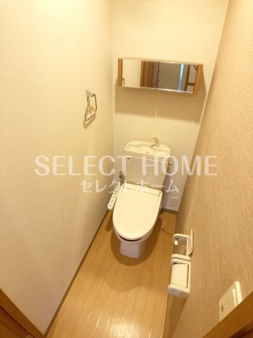 トイレ　落ち着いた色調のトイレです