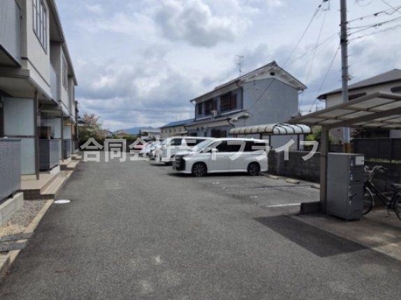 駐車場　駐車場があるので、車を買う予定の方も安心です