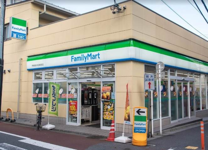 コンビニ　ファミリーマート伊勢彦鮫洲旧東海道店（コンビニ）まで304m