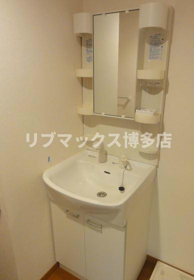 洗面設備　ゆったりとスペースのある洗面所