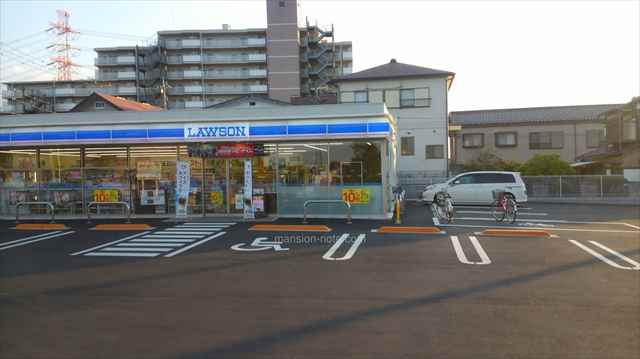 コンビニ　ローソン（コンビニ）まで947m