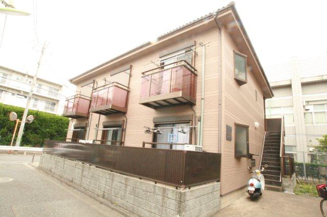 建物外観　真ん中の2階のお部屋です