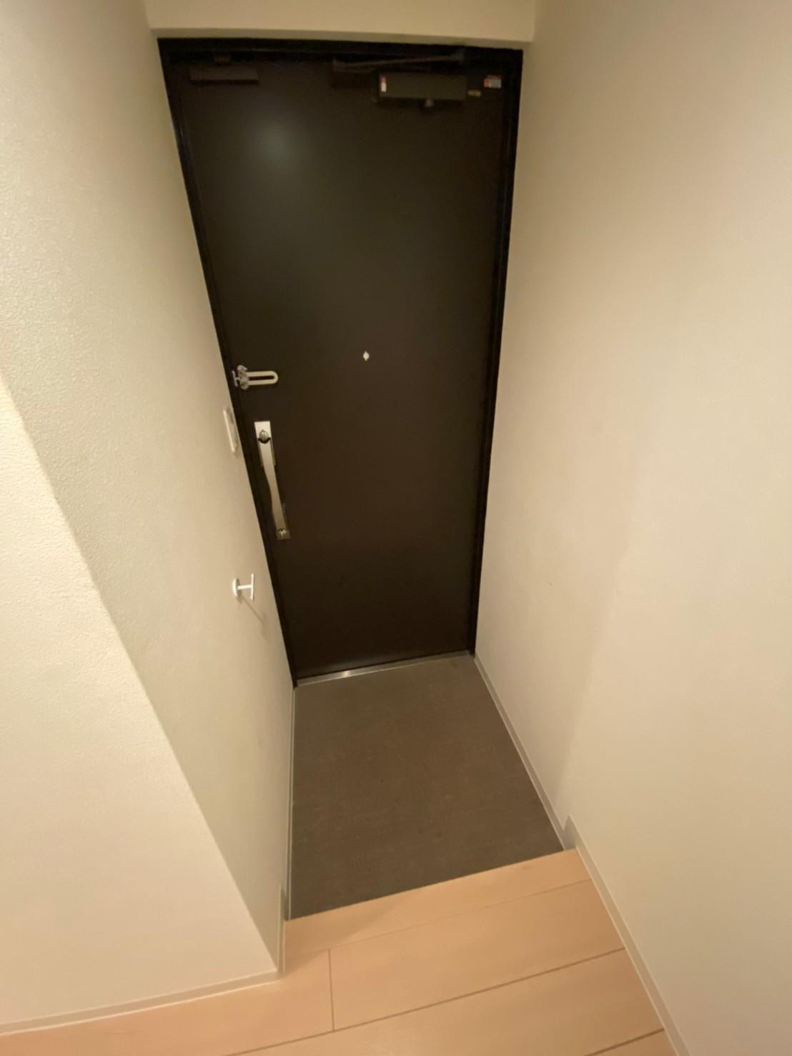 玄関　退去前のため前回募集時の写真を使用しております。
