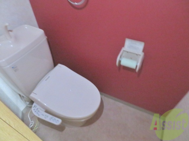 トイレ　ウォシュレット機能がついたトイレです。安心して使用できますね