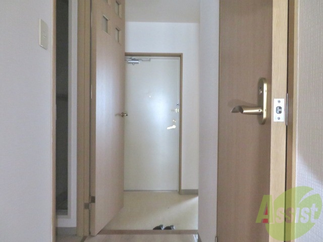 玄関　こちらが玄関です。何足か靴を置いておけそうです。