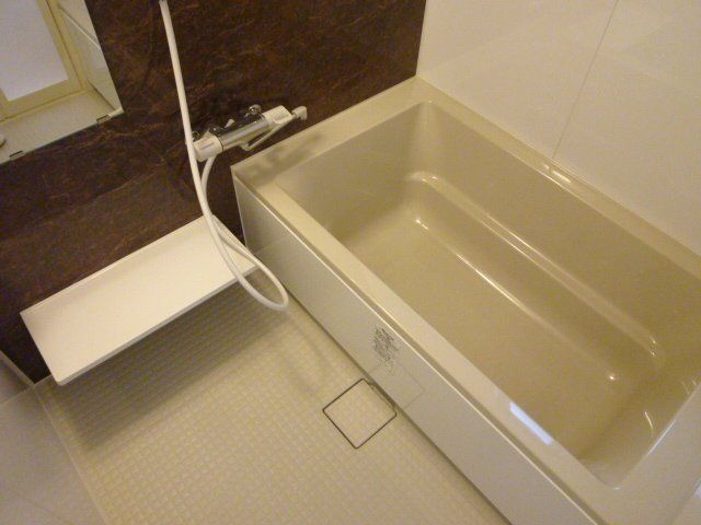 バス・シャワールーム　広めで浴室乾燥機付の浴室です。