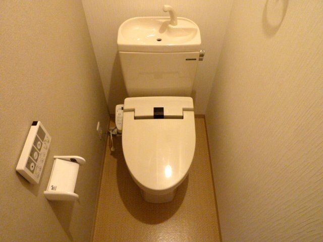 トイレ　温水洗浄便座付きのトイレです。