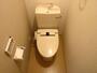 トイレ　温水洗浄便座付きのトイレです。