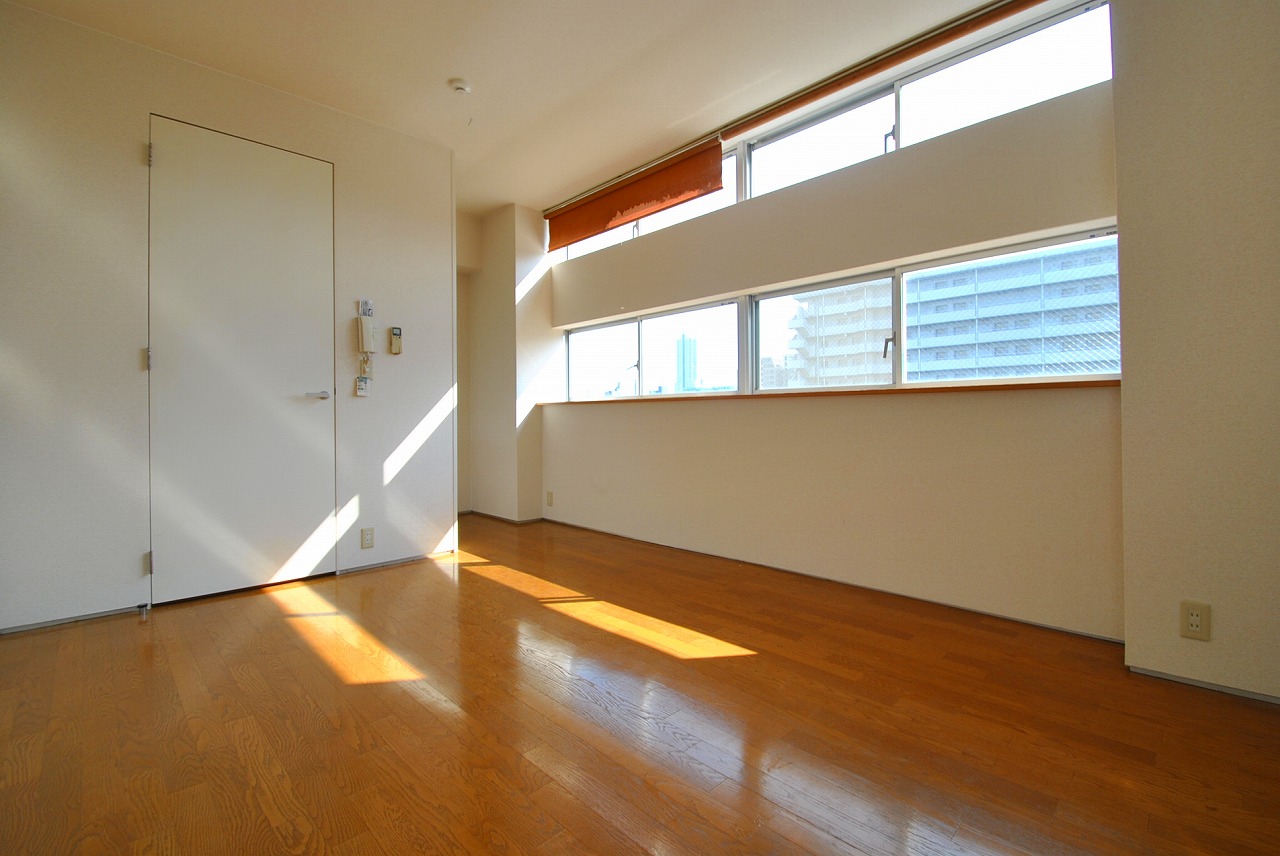 居室・リビング　採光が多く明るいお部屋ですよ！！