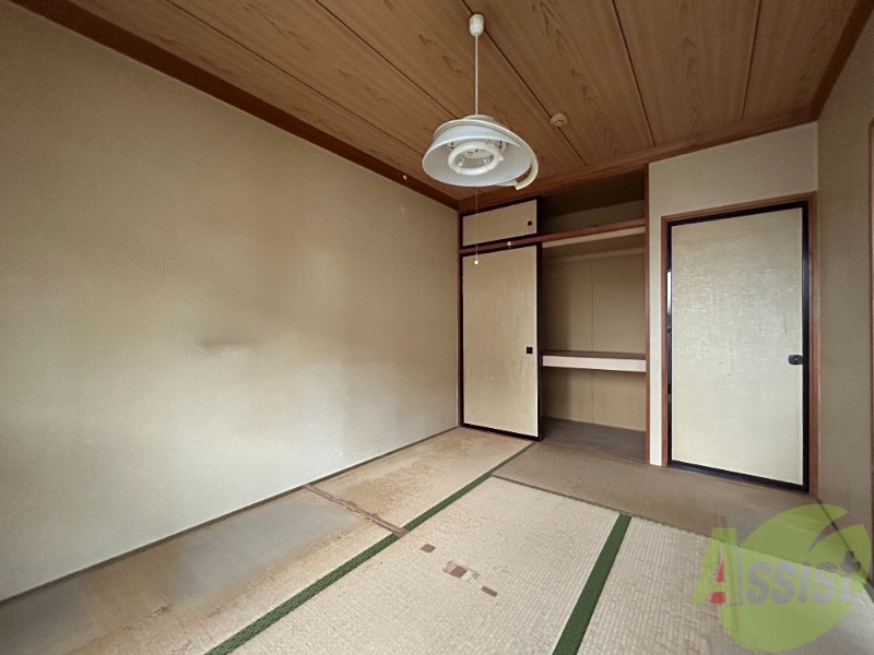 その他部屋・スペース　６帖の和室のお部屋があります。畳の良い香りがします。