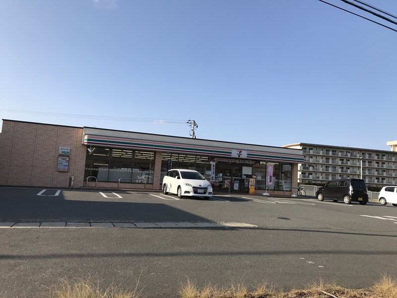 コンビニ　セブンイレブン山口上平井店（コンビニ）まで559m
