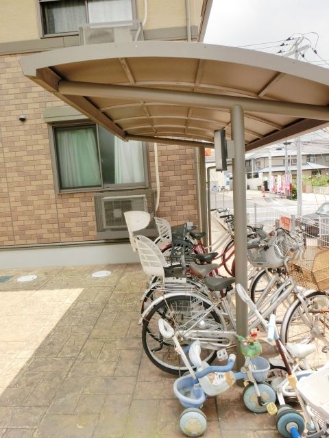 その他共有部分　屋根付きの駐輪場ございます。