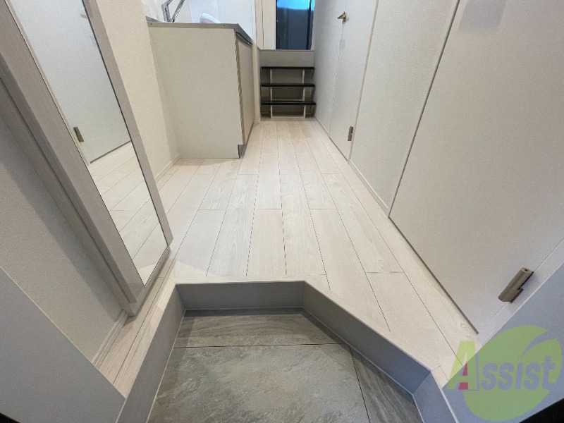 玄関　トイレはこちらのウォシュレット付きになりますね。